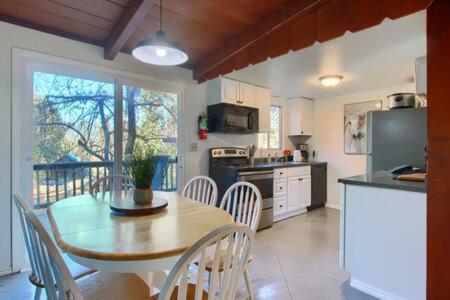 Blue Door Cottage 12 Miles To Yosemite Bbq Oakhurst Bagian luar foto